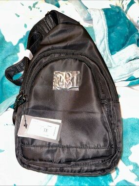 Badgley Mischka Black Men's Sling Pack with Front Zip Pocket unisex
